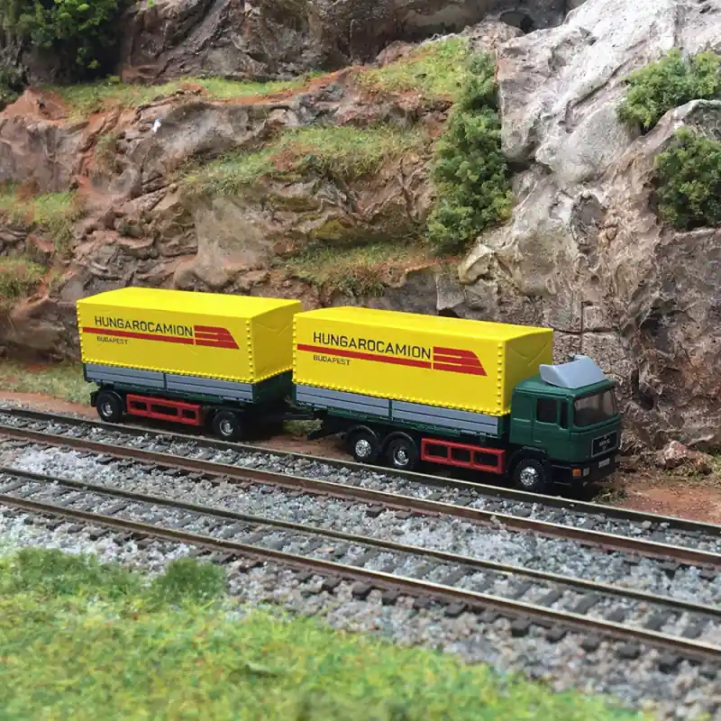 Must-Have MAN F90 camion et remorque "Hungarocamion", Jaune et vert - MINIS LC4637 - N 1/160