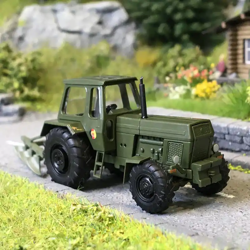 Offre Du Jour Tracteur, Fortschritt ZT 303 D, avec charrue à 3 socs, NVA - BUSCH 54207 - HO 1/87