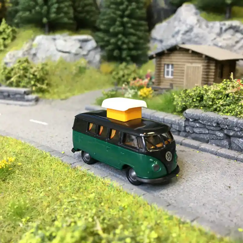 Offre Exclusive Volkswagen T1b camping-car, noir et vert foncé, avec couchage sur le toit, 1960 - Brekina 31634 - HO 1/87