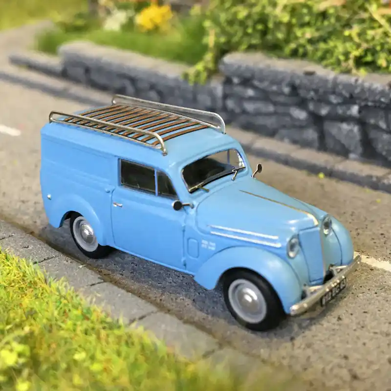 Seulement Aujourd'hui Renault Juvaquatre, tôlé bleu avec galerie, 1937 - REE CB-208 - HO 1/87