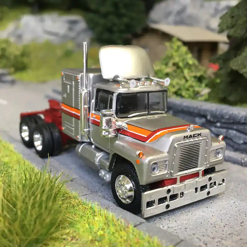 Bon Plan Tracteur Mack RS 700, gris argent métallisé / rouge / orange, 1966 - BREKINA 85806 - HO 1/87