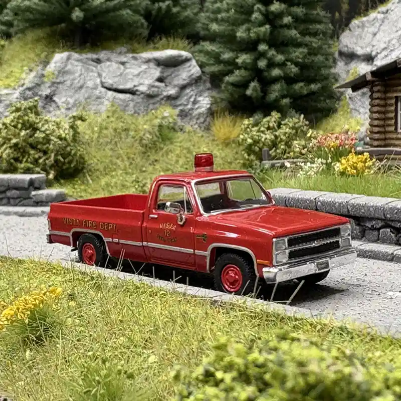 Authentique Chevrolet C 20 New York Vista Fire Dept. "rouge avec gyrophare" - BREKINA 19659 - HO 1/87