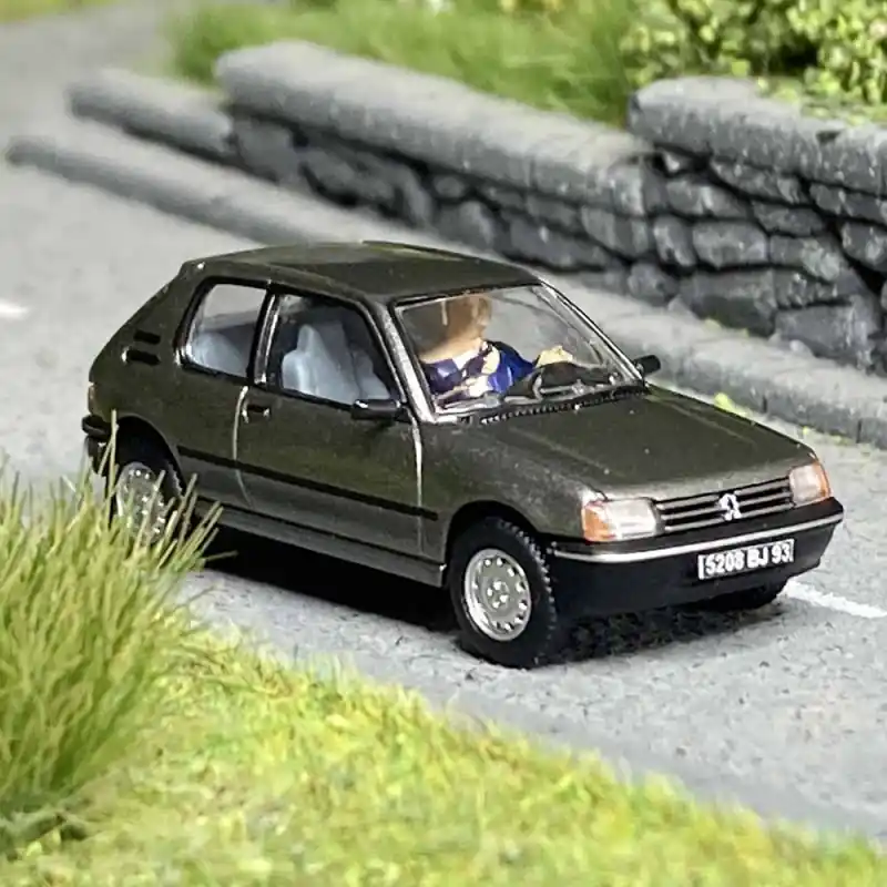 Peugeot 205 XT, Gris Winchester avec personnages - SAI / PCX87 1635 - 1/87 Solde