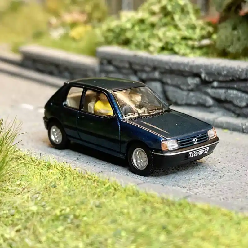 Peugeot 205 XT, bleu nuit avec personnages - SAI / PCX87 1634 - 1/87 Nouveauté