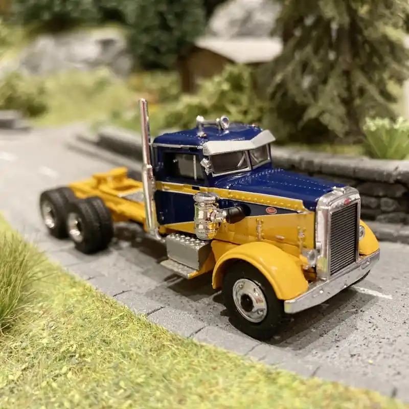 Expédition Rapide Camion Peterbilt 281, jaune / bleu - Brekina 85756 - HO 1/87