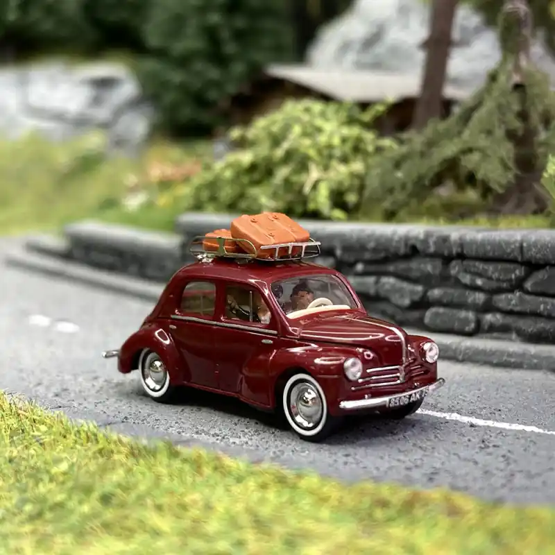 Marque Renault 4cv rouge pourpre, personnages, galerie et valises - SAI 1730 - HO 1/87