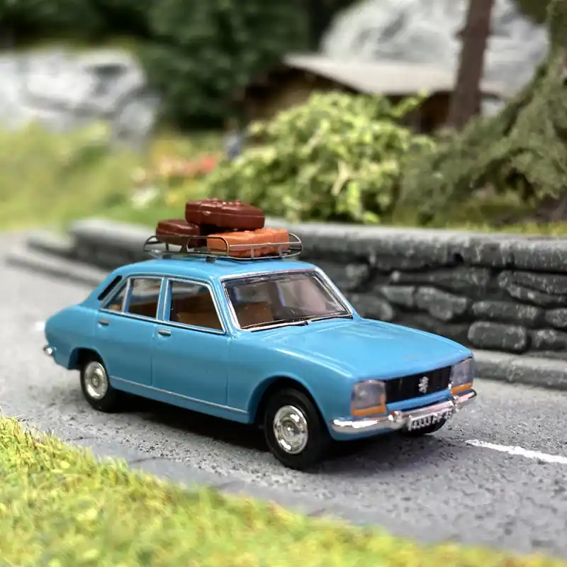 Vente Directe Peugeot 504 bleu canard, galerie et valises - SAI 1824 - HO 1/87